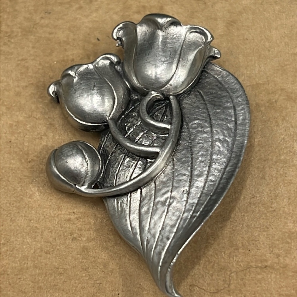 Vintage 2006 Seagull pewter flower brooch